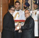 Amitabh Bachchan at Padma Shri ceremony in Delhi on 8th April 2015